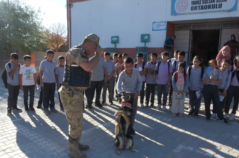 Jandarma ekiplerinden öğrencilere trafik eğitimi