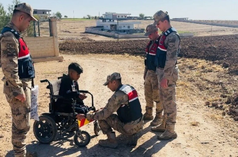 Jandarma engelli gencin reflektör talebini yerine getirdi