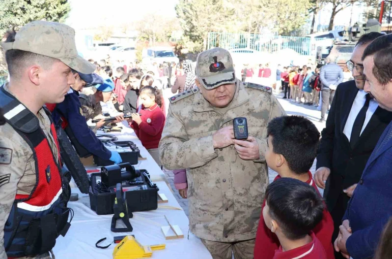 Jandarma, öğrencilere yerli savunma sanayiyi anlattı