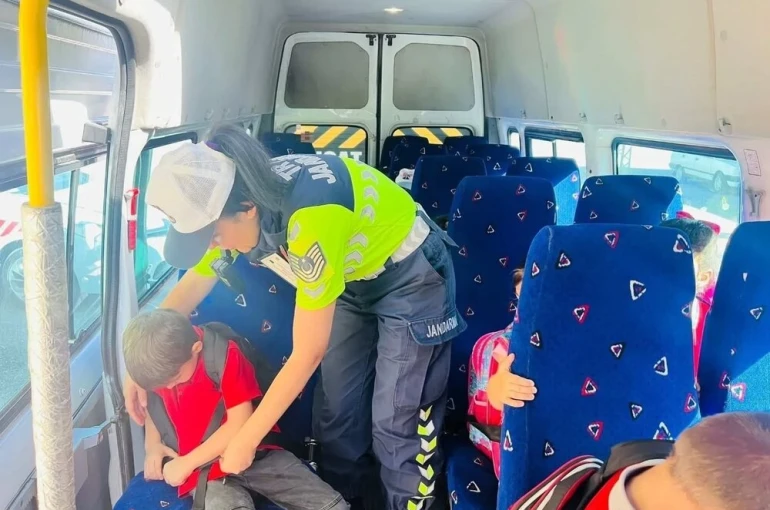 Jandarma okul servis araçlarını denetledi
