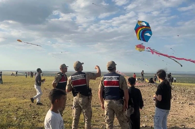 Jandarma sınırda çocuklarla birlikte uçurtma uçurdu