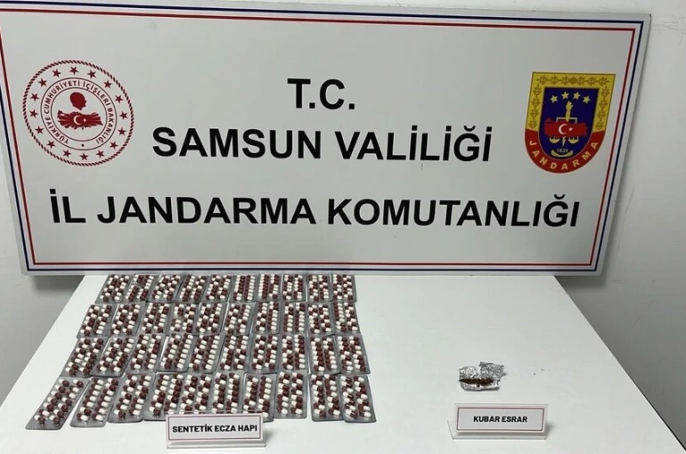 Jandarma taksideki yolcuları uyuşturucuyla yakaladı