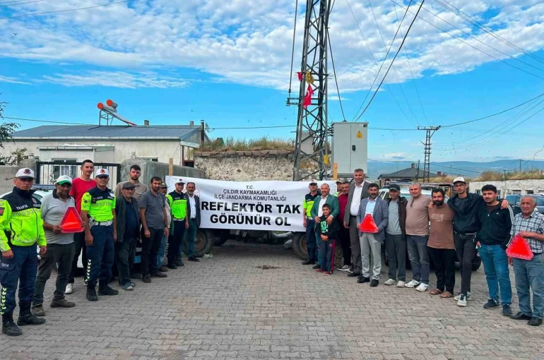 Jandarma trafik ekiplerinden "Reflektör tak, görünür ol" uygulaması
