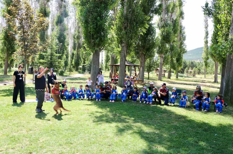 Jandarmadan anaokulu öğrencilerine tanıtım etkinliği