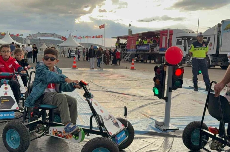 Jandarmadan çocuk ve gençlere uygulamalı trafik eğitimi