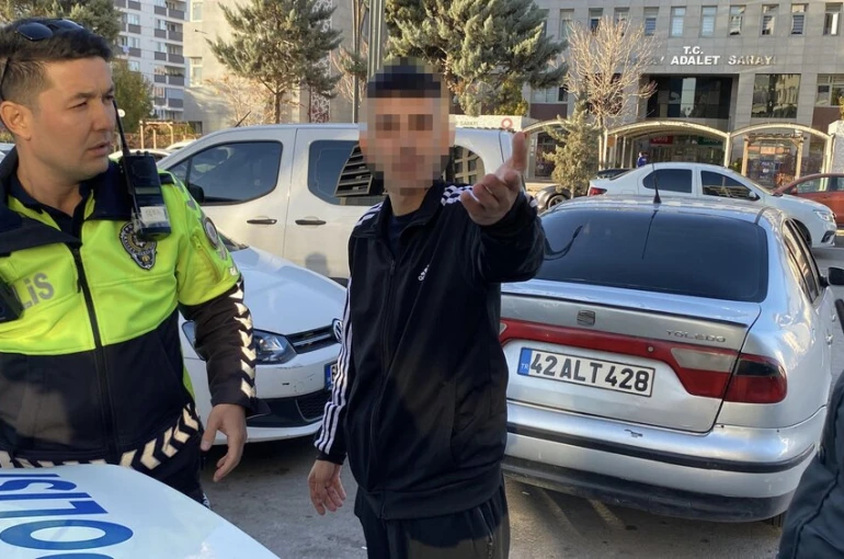 Jandarmadan kaçtı, kahve içerken polise yakalandı