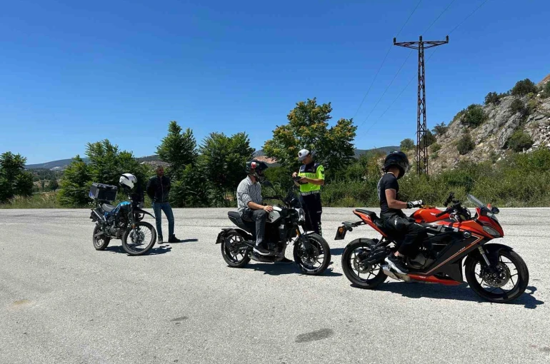 Jandarmadan motosiklet sürücülerine hayati uyarılar