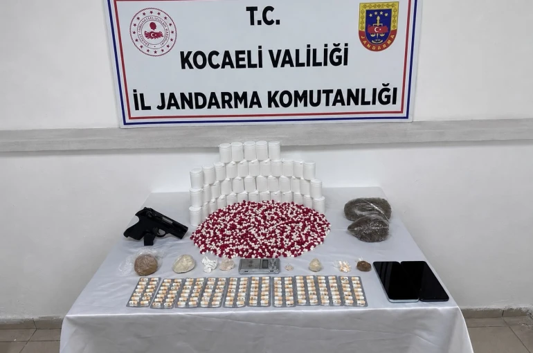 Jandarmadan torbacıya darbe: Gösterdiği her yerden uyuşturucu çıktı