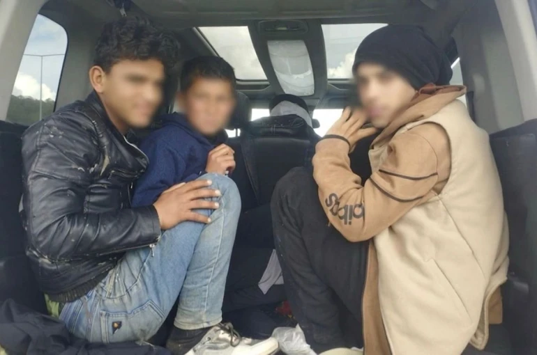 Jandarmanın durdurduğu araçtan düzensiz göçmen çıktı: 2 tutuklama