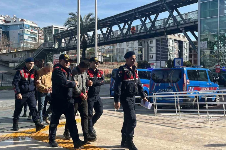 Jandarmayı görünce çaldıkları avokadoları bırakıp kaçtılar