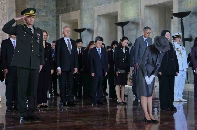 Japonya Prensesi Akiko Anıtkabir’i ziyaret etti