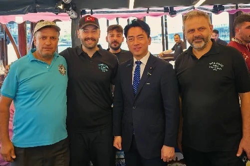 Japonya Savunma Bakan Koizumi Eminönü’nde balık ekmek yedi