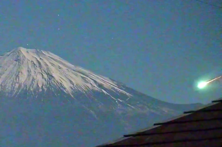 Japonya’daki Fuji Dağı semalarını aydınlatan meteor görsel şölen yaşattı