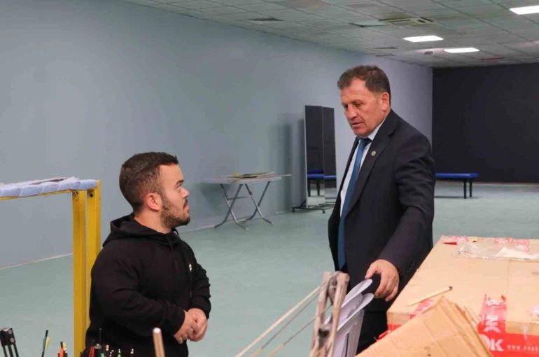 Kabakcı, Türkiye’de tek olan antrenman salonunu inceledi