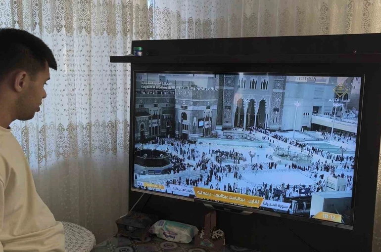 Kabe maketine sarılarak dua etmişti: Engelli gencin umre hayali gerçek oluyor