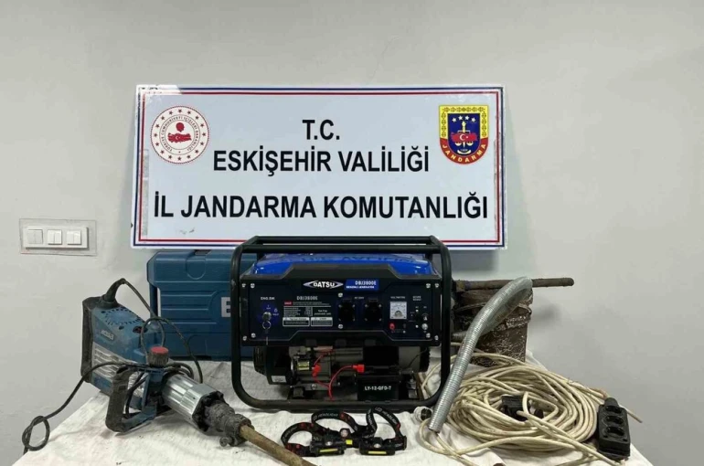 Kaçak kazı yapan 4 şüpheli suçüstü yakalandı