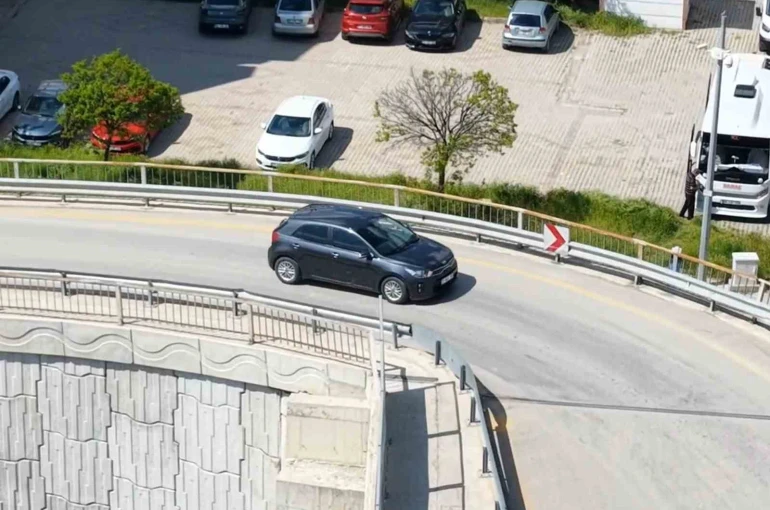 Kaçtı, park etti, polisi karşısında buldu: Dron her anını kaydetti