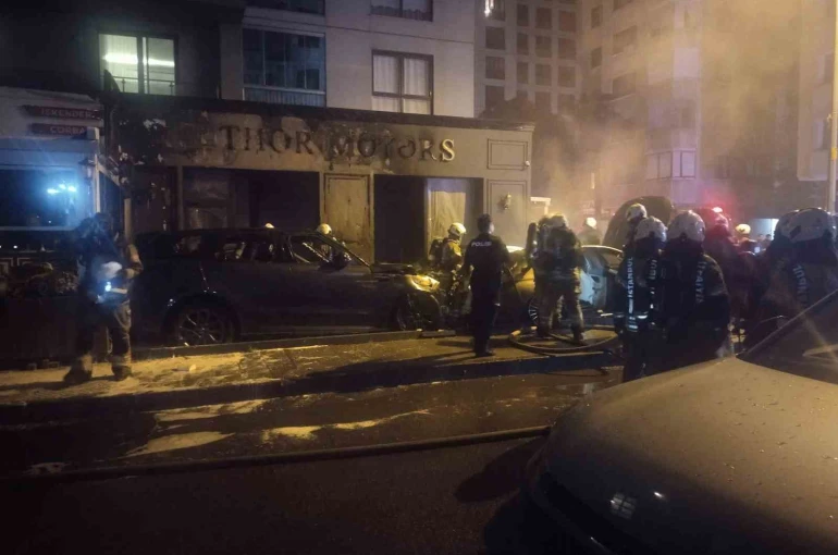 Kadıköy’de galeri önündeki park halindeki araçlar alev alev yandı 