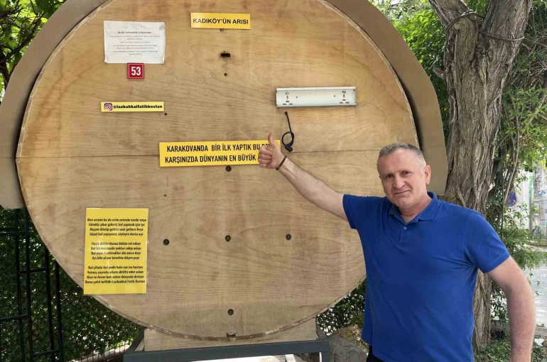 Kadıköy’de ilginç görüntü: Bakkalın önünde dev bal kovanı