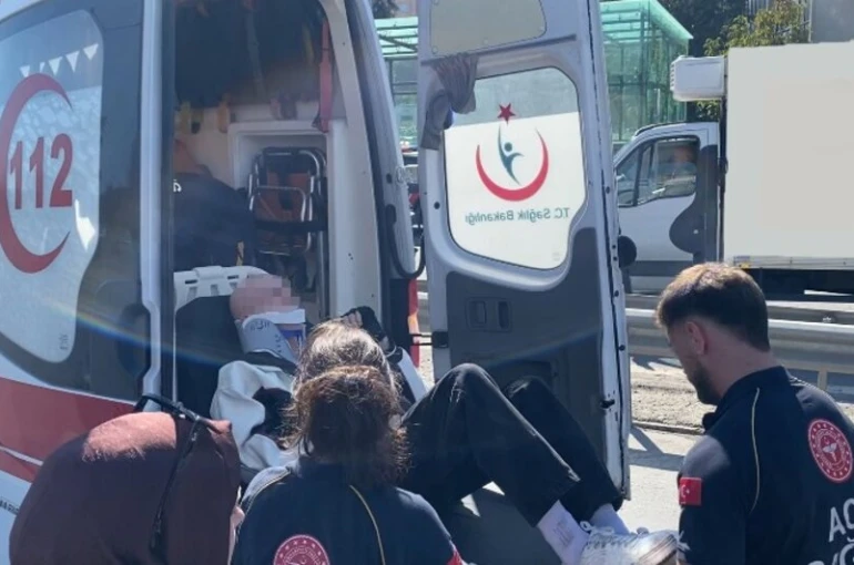 Kadıköy’de kadın sürücü sapağı kaçırdı: Motosikletli yaralandı
