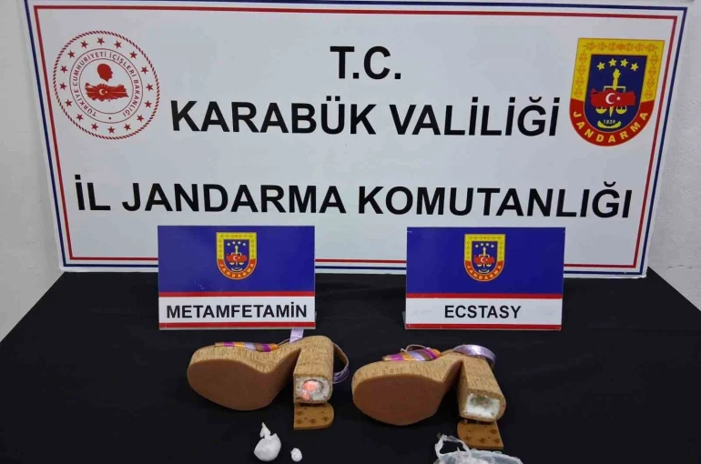 Kadın ayakkabısının topuğundan uyuşturucu çıktı: 3 şüpheli adliyede