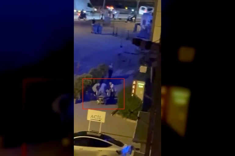 Kadın doktordan sedye üzerinde hayat kurtaran müdahale