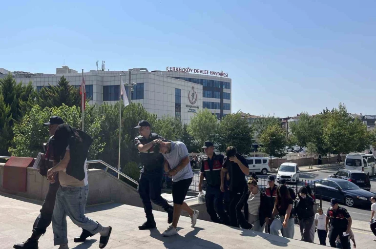 Kadın kıyafeti giydirerek şantaj yapan 6 zanlı tutuklandı