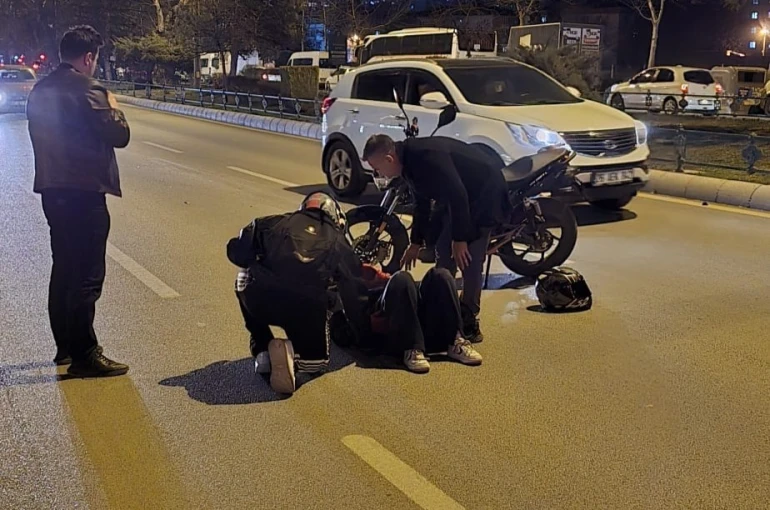 Kadın motosiklet sürücüsü otomobile arkadan çarptı
