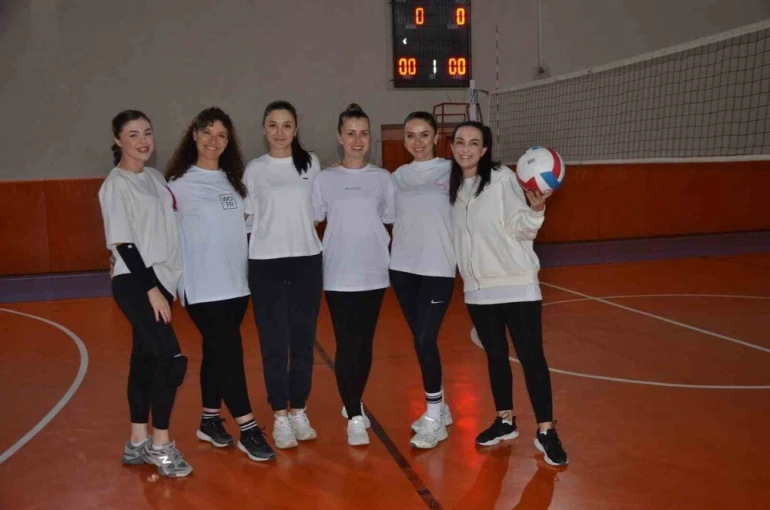 Kadın öğretmenlerden oluşan voleybol takımı erkeklere meydan okuyor 