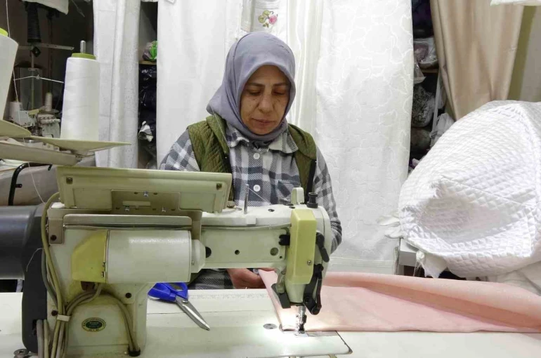 Kadın terzi, veresiye aldığı makinelerle kendi işini kurdu
