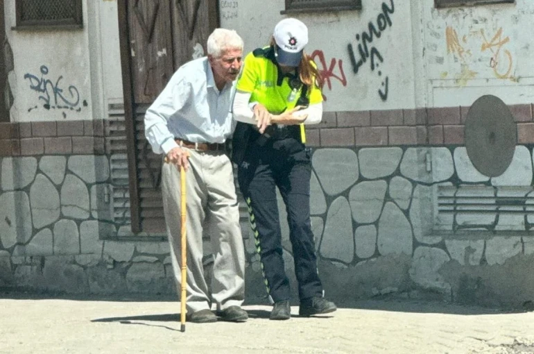Kadın trafik polisi yaşlı vatandaşın yardımına koştu