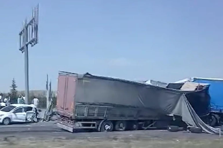 Kadınhanı'nda çok sayıda araç birbirine girdi
