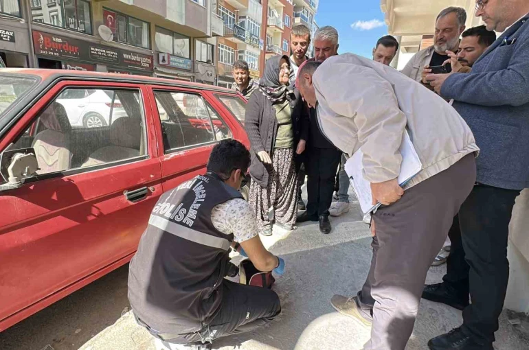 Kadının kapıda unuttuğu çantadaki altın ve paraları çaldılar