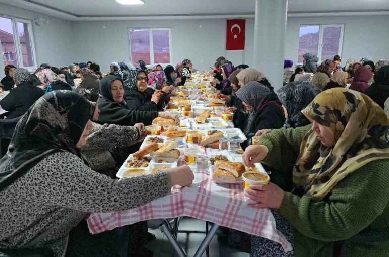Kadınlar dinleniyor, tüm köylü Ramazan boyunca aynı sofrada buluşuyor