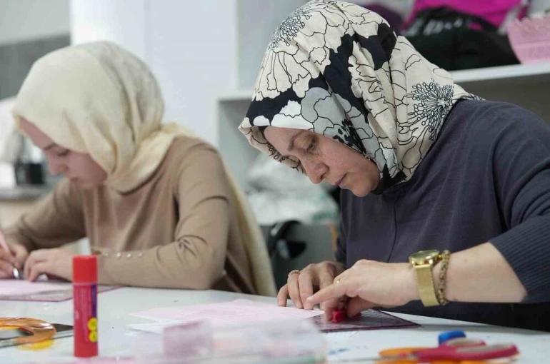 Kadınlar hem öğreniyor hem aile bütçelerine katkı sağlıyor