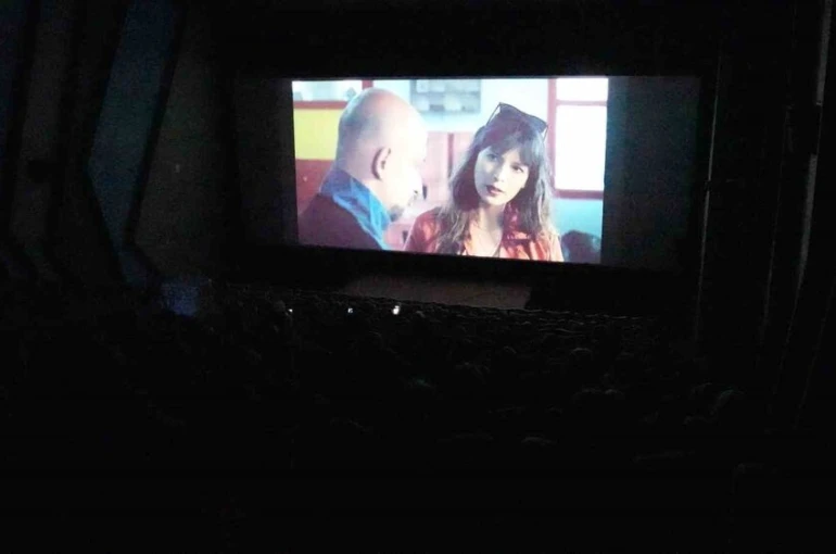 Kadınlar için film gösterimi