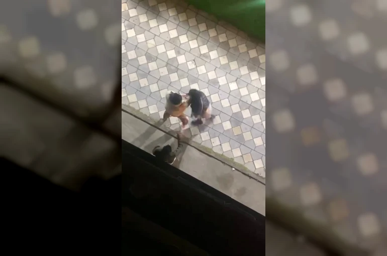 Kadınların saç başa birbirine girdiği kavgası kameraya yansıdı