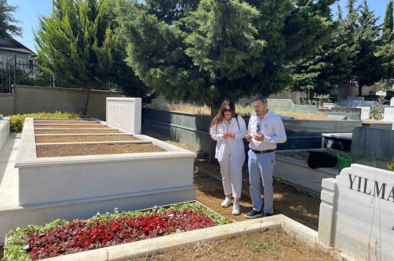 Kadir İnanır’ın kabri çiçeklerle donatıldı: Sevenleri yalnız bırakmadı