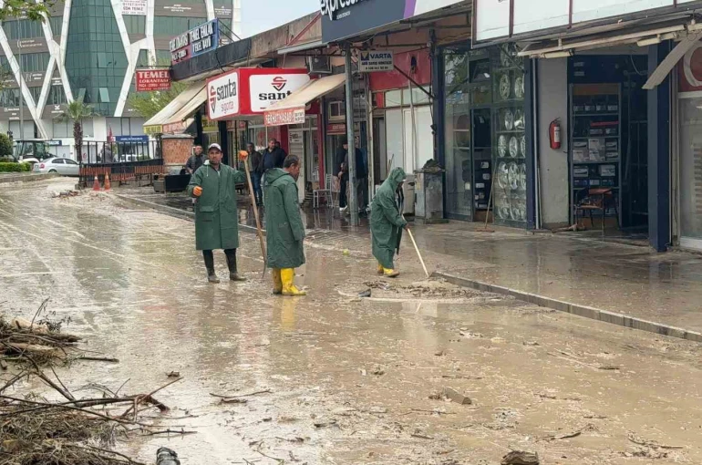 Kadirli’de selin ardından temizlik başladı, esnaf yardım bekliyor