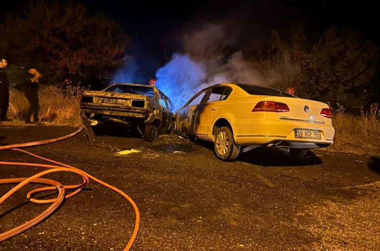 Kafa kafaya çarpışan otomobiller alev aldı: 2 yaralı