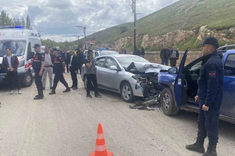 Kafa kafaya çarpıştılar, 8 kişi yaralandı