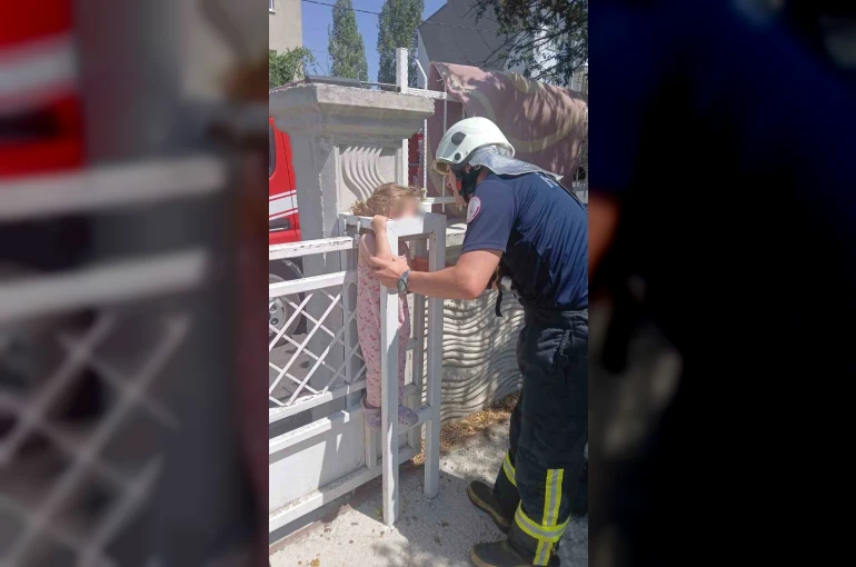 Kafası kapıya sıkışan 4 yaşındaki çocuğun imdadına itfaiye yetişti