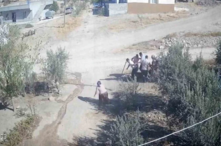 Kafası taşla ezilmek istenen baygın kocasını saldırganlara taş atarak kurtardı