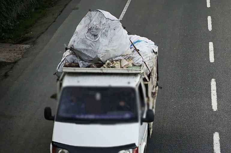 Kağıt taşıyan araçtan Kur’an-ı Kerim sayfaları savruldu: 2 kişi hakkında işlem başlatıldı