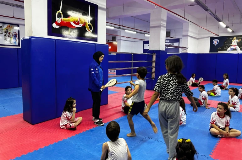 Kağıthane Belediyesi’nin düzenlediği Yaz Spor Okulları’nda eğitimler hızla devam ediyor