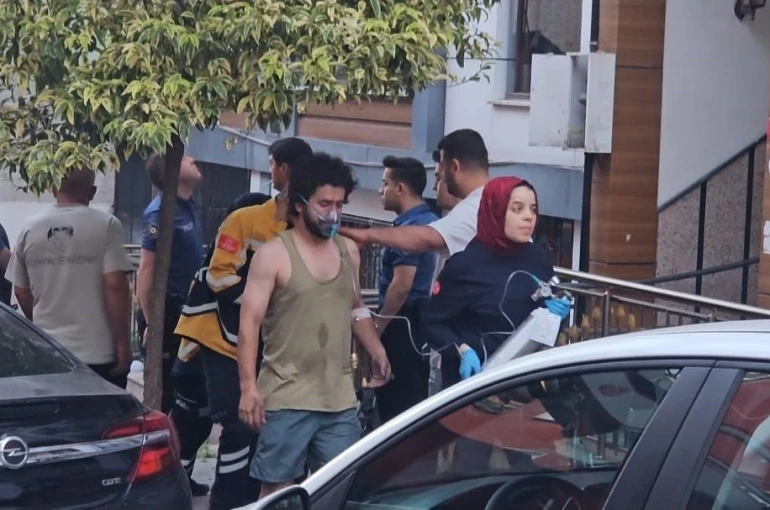 Kağıthane’de 5 katlı binada çıkan yangında 7 kişi kurtarıldı