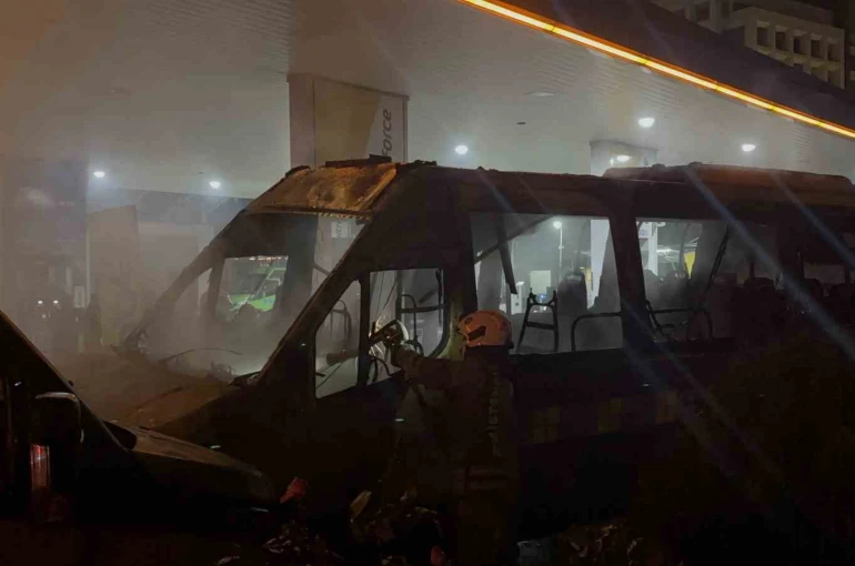 Kağıthane’de benzin istasyonunda 2 minibüs alev aldı