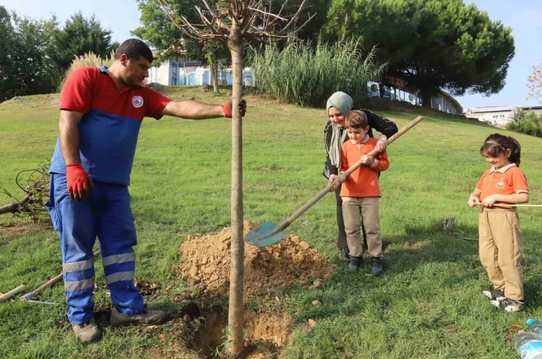Kağıthane’de doğan her bebek için bir fidan toprakla buluşuyor