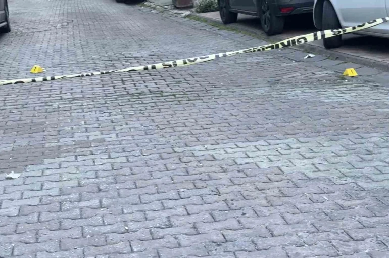 Kağıthane’de polis kendine saldıran gençler kaçınca havaya uyarı ateşi açtı