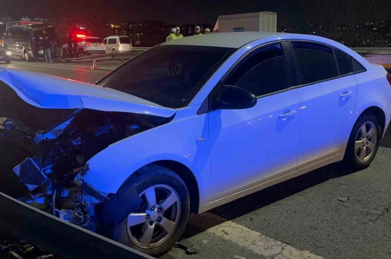 Kağıthane’de zincirleme kaza: Kopan bariyer minibüse böyle çarptı
